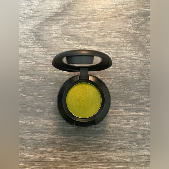 MAC Long Wearing 8 Hours Highly Pigmented Pressed Eyeshadow- Eyepopping /Satin - Picture 3 of 7